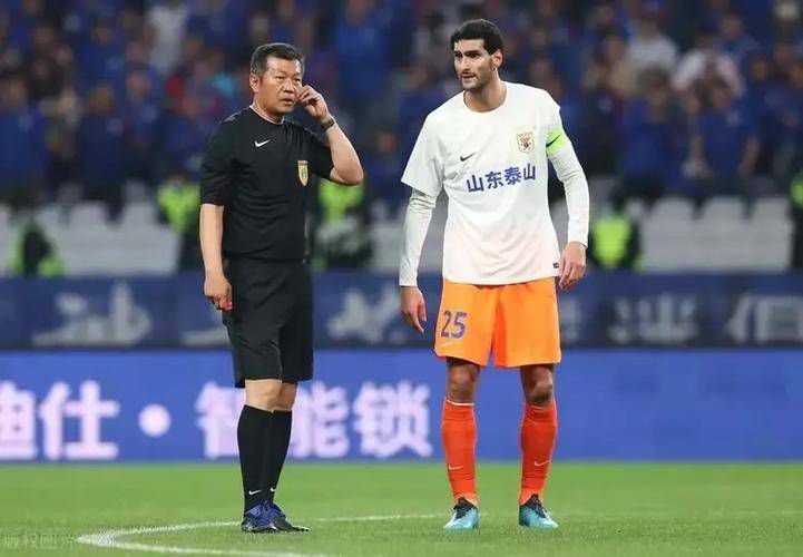 此时，他们一边无声前进，一边略过了李亚林的尸体。